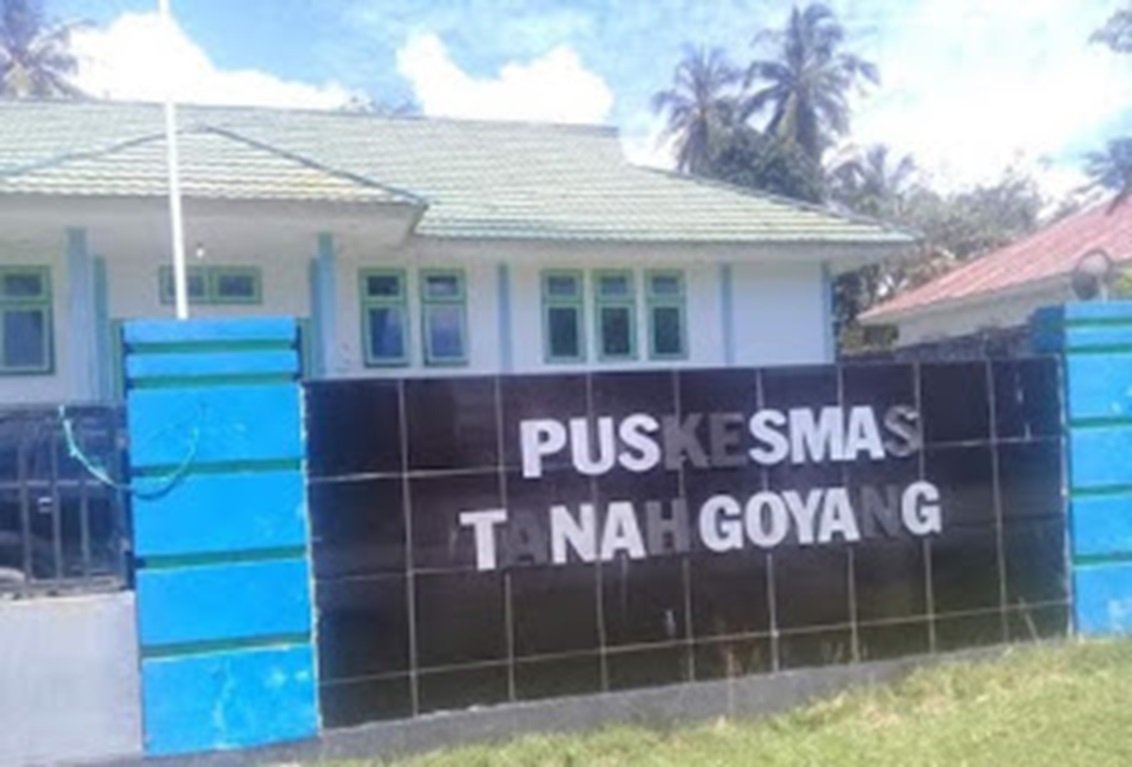 Depan Gapura Puskesmas Tanah Goyang,